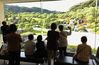 A guide points out the features of the garden at the Adachi Museum of Art in Yasugi, Shimane Prefecture, Japan. Photo courtesy of Phillip Courter.